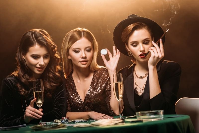 Người dùng Việt Nam theo dõi kết quả bóng đá và đặt cược trên điện thoại tại bwing
